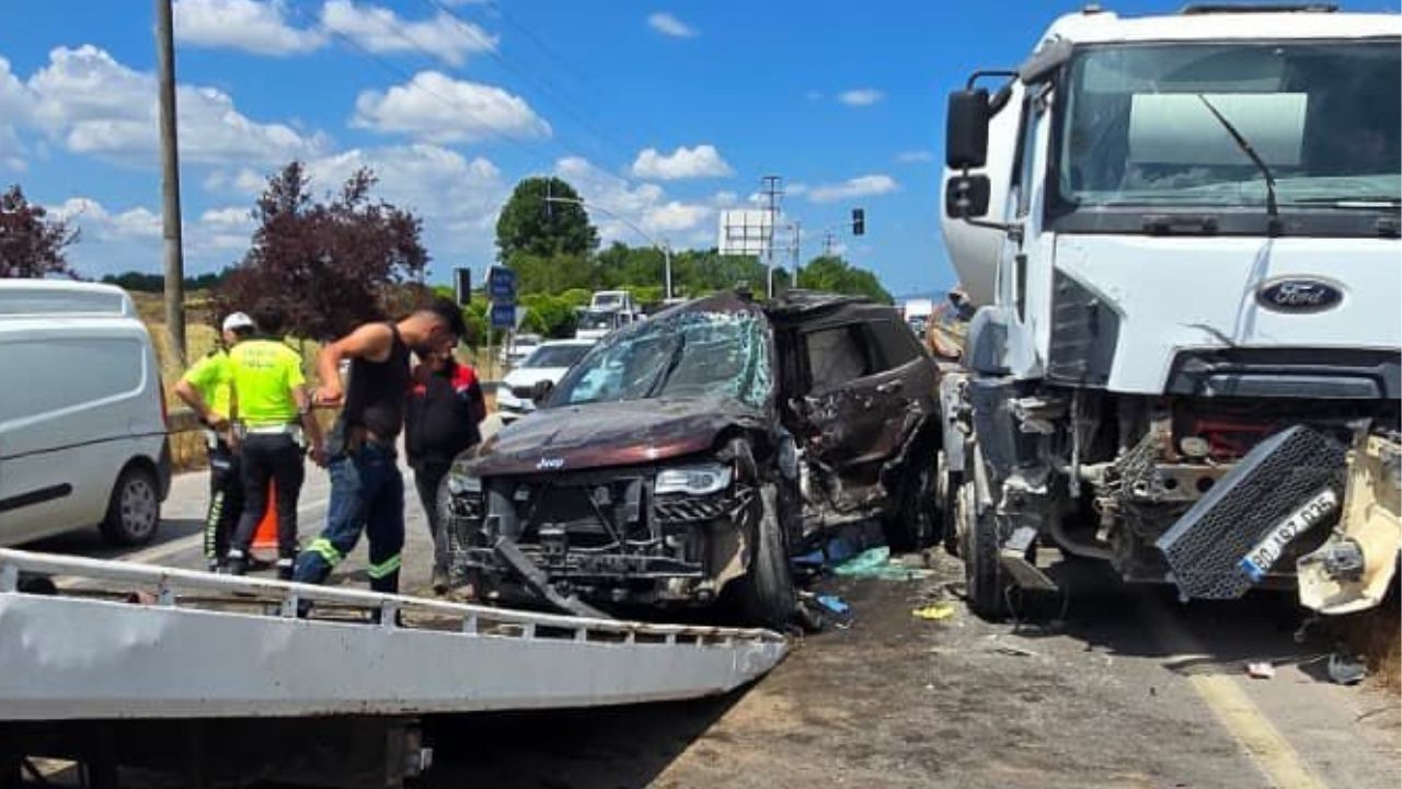 Beton mikseri lüks aracı biçti: D-100’de korkutan kaza