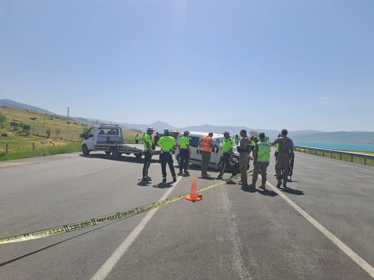 Erciş’te hafif ticari araç askeri araca çarptı: 1 askerimiz şehit, 4 yaralı!