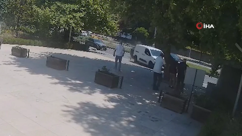 Kaza anı kamerada: Cami önünde facianın eşiğinden dönüldü
