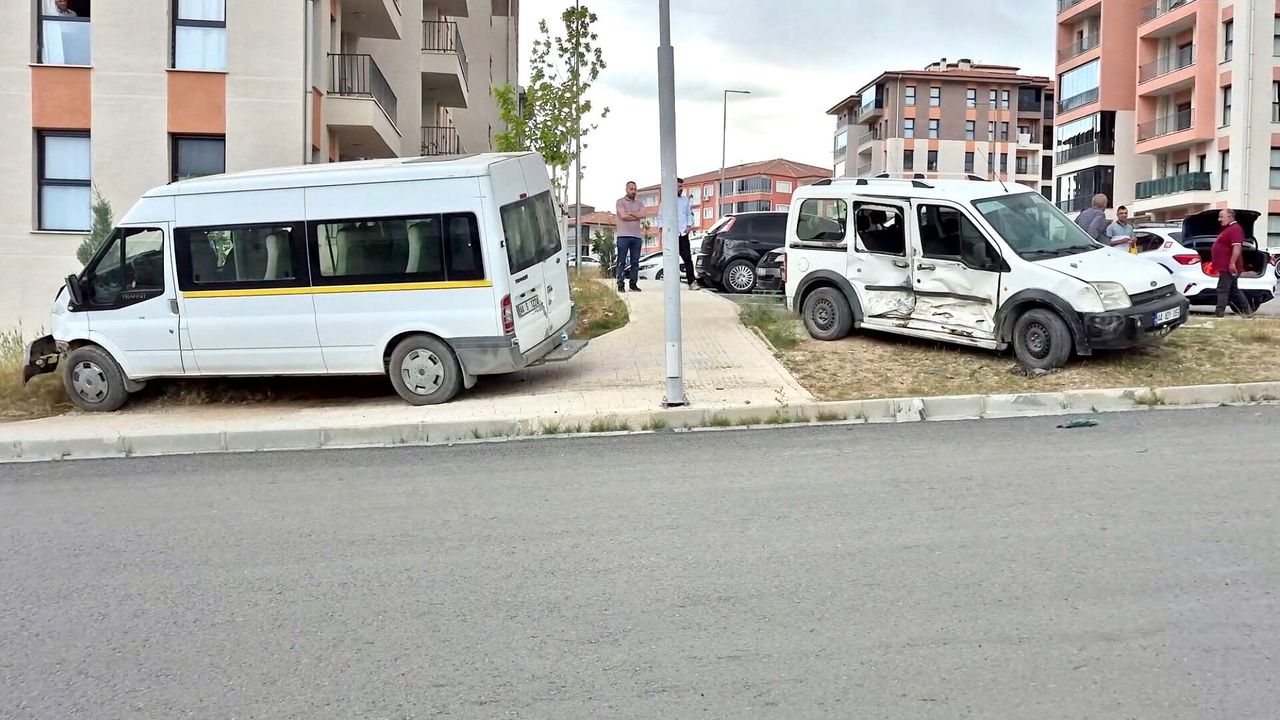 Malatya Yeşilyurt’ta Mesai Öncesi Korkutan Kaza: Minibüs ile Otomobil Çarpıştı!