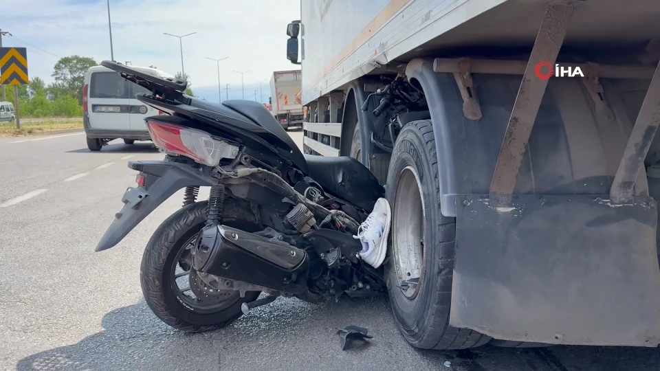 Samsun-Sinop kara yolunda acı kaza: Motosiklet kamyona saplandı