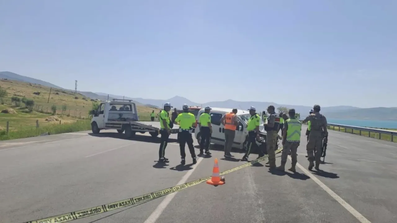 Van'da devriye aracına hafif ticari araç çarptı: 1 uzman çavuş şehit, 5 yaralı