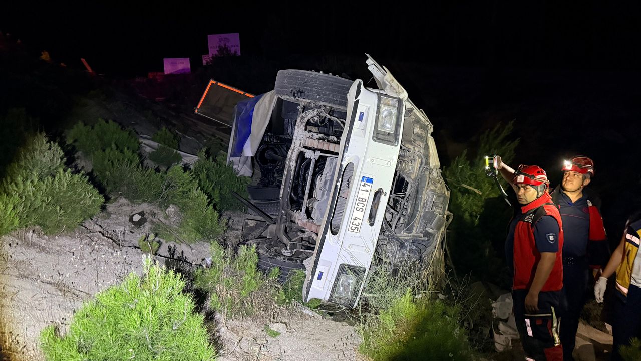 Balıkesir'de trafik kazası: Kazdağları yolunda kamyon devrildi, 1 ölü 1 yaralı