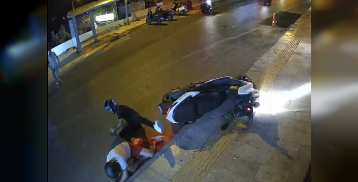Bodrum'da motosiklet kazası kamerada: 2 yaralı