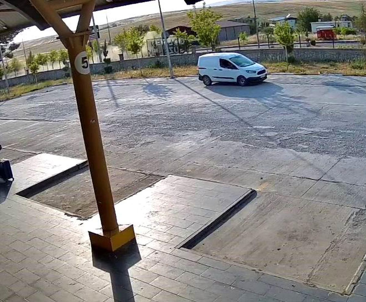 Diyarbakır'da 3 kişinin yaralandığı trafik kazası güvenlik kameralarına yansıdı