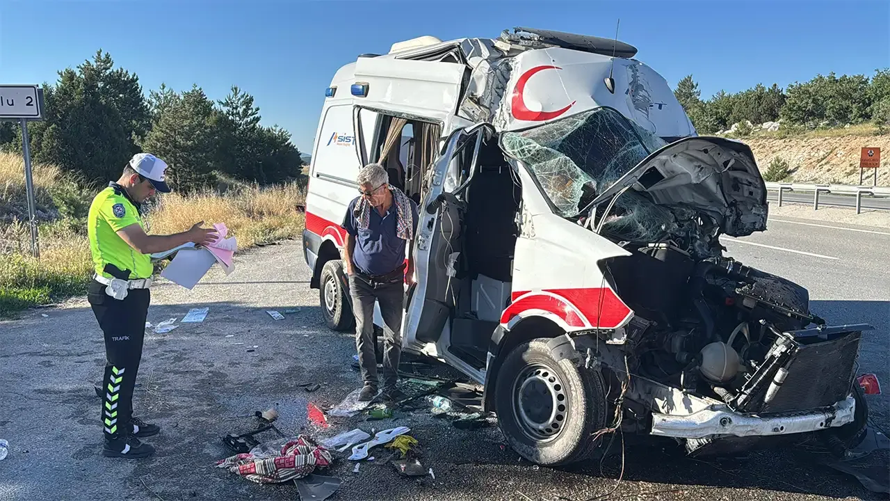 Kütahya'da ambulans kazası, ölü ve yaralılar var