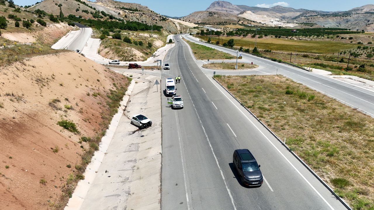 Malatya'da trafik kazası: Hekimhan’da iki araç çarpıştı, 4 kişi yaralandı