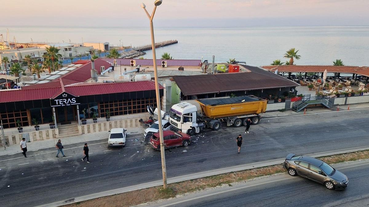 Mersin'de facianın eşiğinden dönüldü: Kamyon araçları resmen biçti! Kaza anı kamerada...