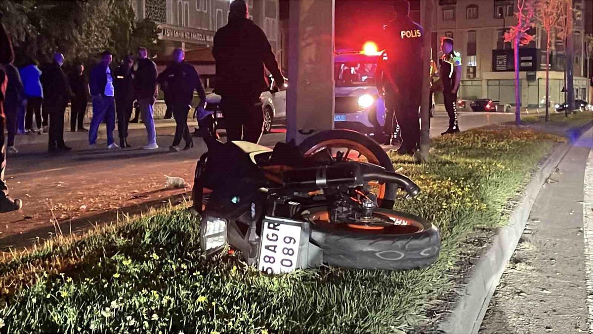 Sivas'ta Motosiklet Kazası: 2 Ağır Yaralı