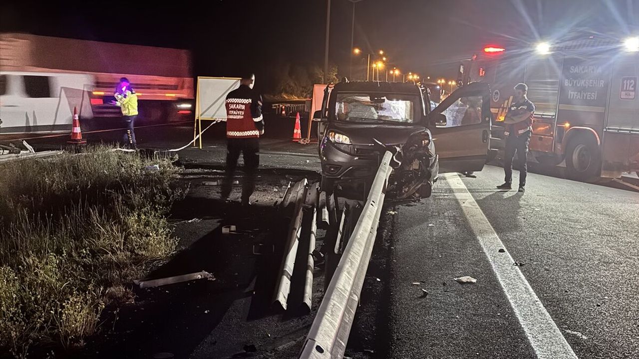 SON DAKİKA: Anadolu Otoyolu Düzce mevkiinde aracın bariyere saplandığı kazada 1 ölü, 3 yaralı