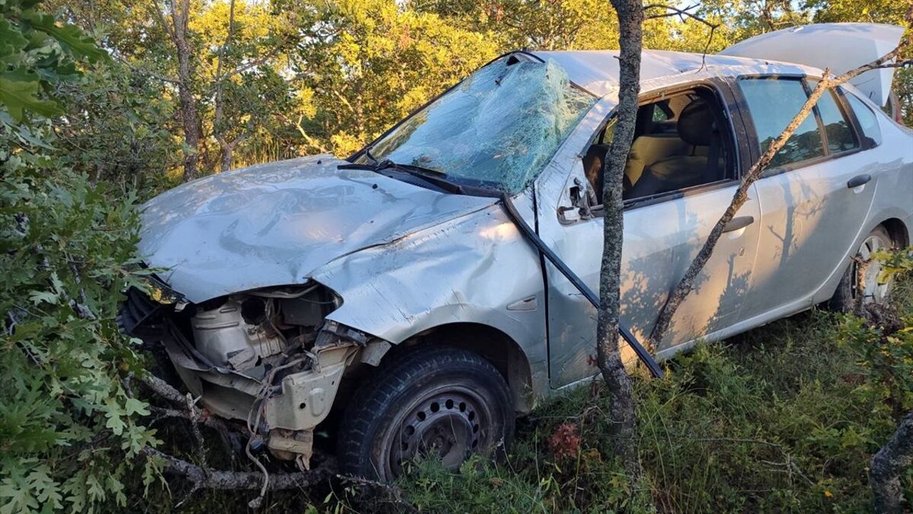 Uşak Banaz trafik kazasında otomobil ağaçlara çarptı: 1 ölü, 1 yaralı