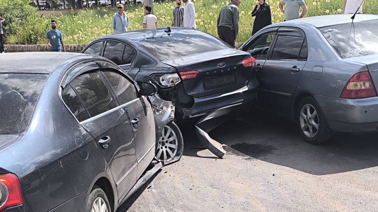 Bitlis’te maddi hasarlı trafik kazası: 3 araç birbirine girdi