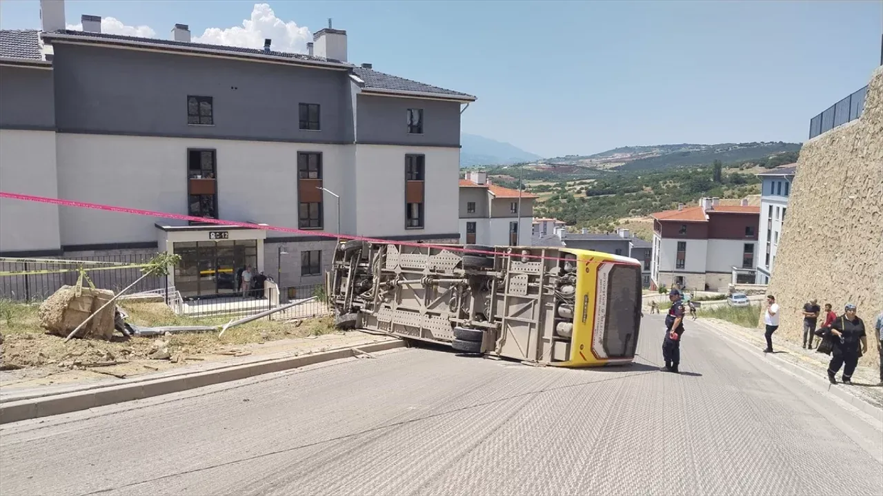 Bursa’da feci kaza: Halk otobüsü kontrolden çıkıp devrildi!