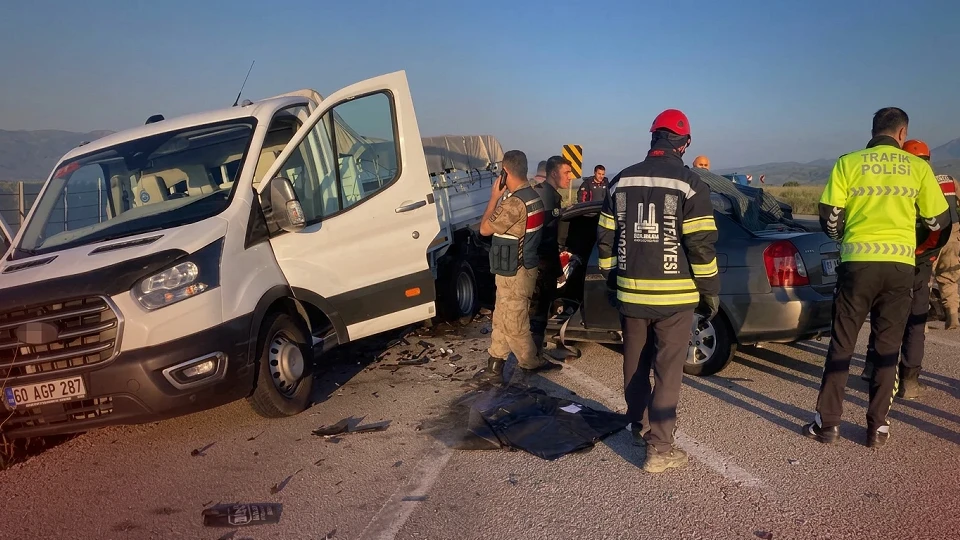 Erzurum'da sabaha karşı feci kaza: Otomobil kamyonete arkadan çarptı... Çok sayıda ölü ve yaralı var