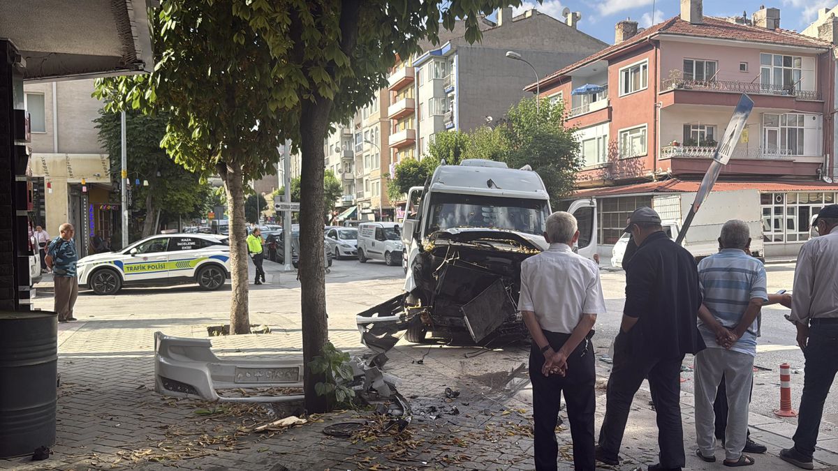 Eskişehir'de Trafik Kazası: 9 Yaralı