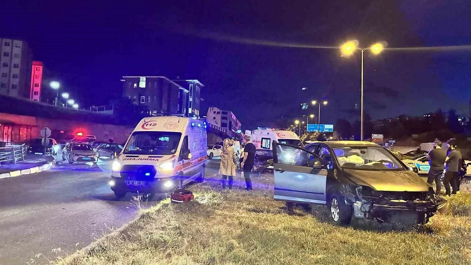 Kastamonu'da kavşakta feci kaza: İki otomobil çarpıştı, 4 yaralı