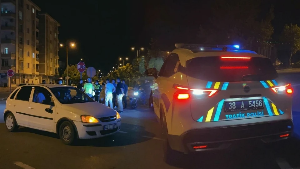 Kayseri’de otomobille motosiklet çarpıştı: Biri ağır iki yaralı | KAYSERİ YEREL HABERLERİ