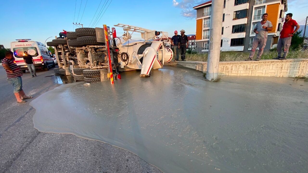 Trafikte korkutan kaza: Beton mikseri yan yattı