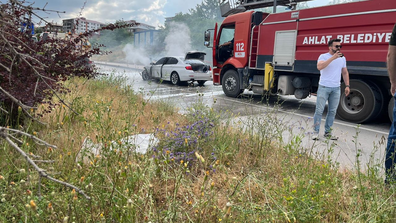 Ahlat’ta trafik kazası sonrası araçta yangın çıktı: 3 yaralı