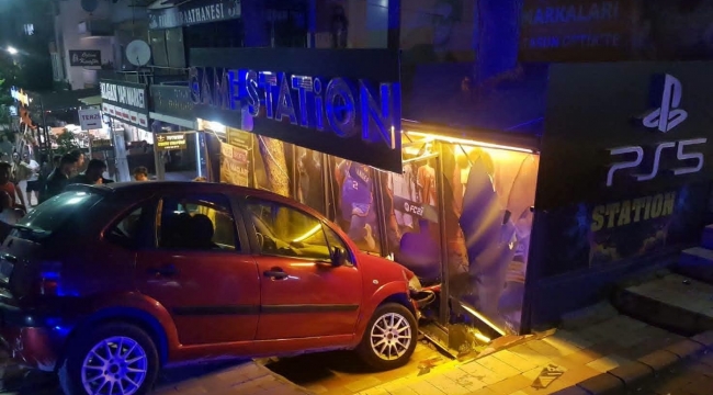 Aliağa'da otomobil oyun salonuna girdi: 1 Yaralı