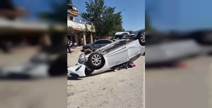Bilecik'te devrilen otomobilin kaza anı saniye saniye kamerada