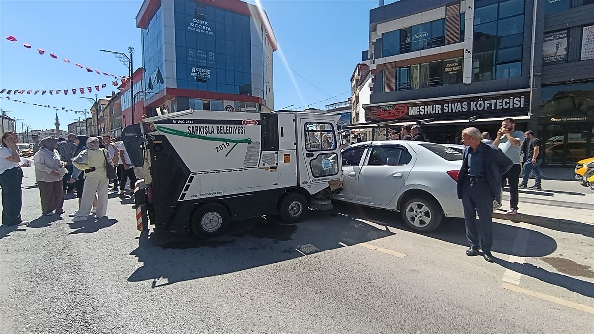 Şarkışla'da Zincirleme Trafik Kazası