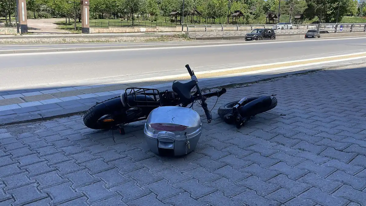 Sivas'ta Elektrikli Bisiklet Kazası Kamerada: 1 Kişi Ağır Yaralandı