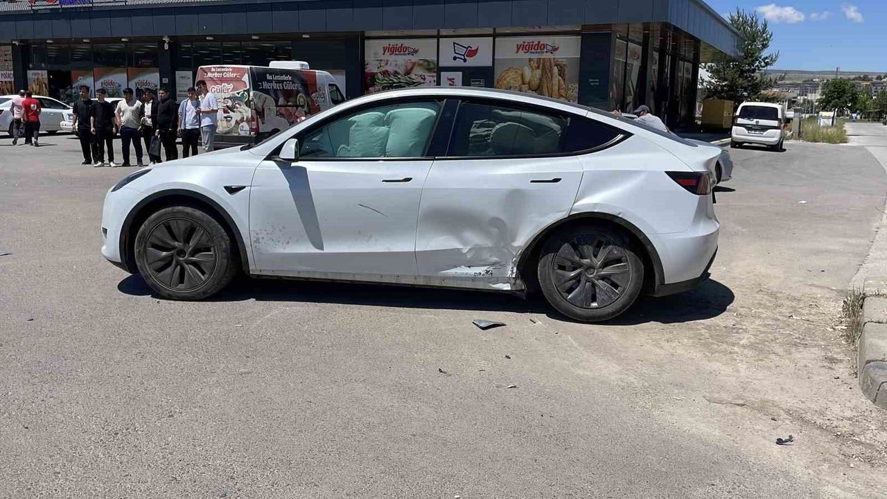 Sivas'ta Korkutan Çarpışma: İki Otomobil Birbirine Girdi, 3 Yaralı!