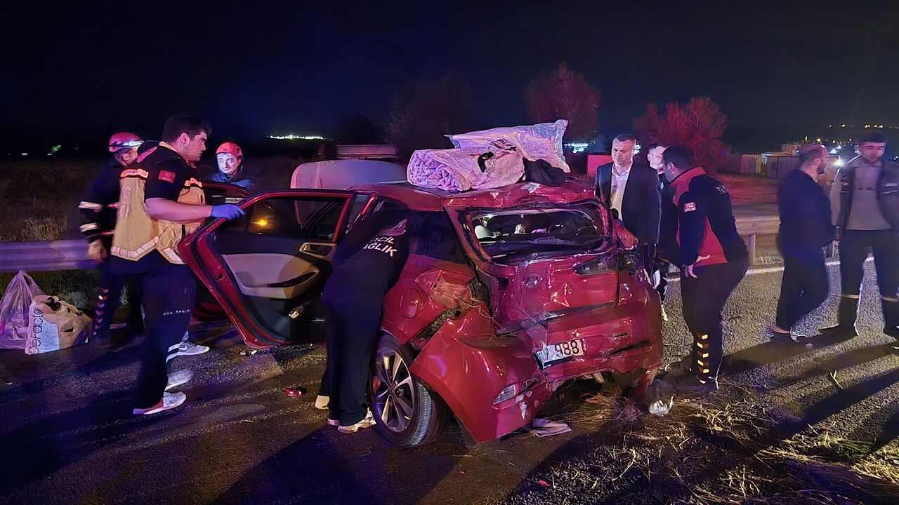 Zincirleme kaza: Kırmızı ışıkta bekleyen otomobile tır çarptı, 3 yaralı