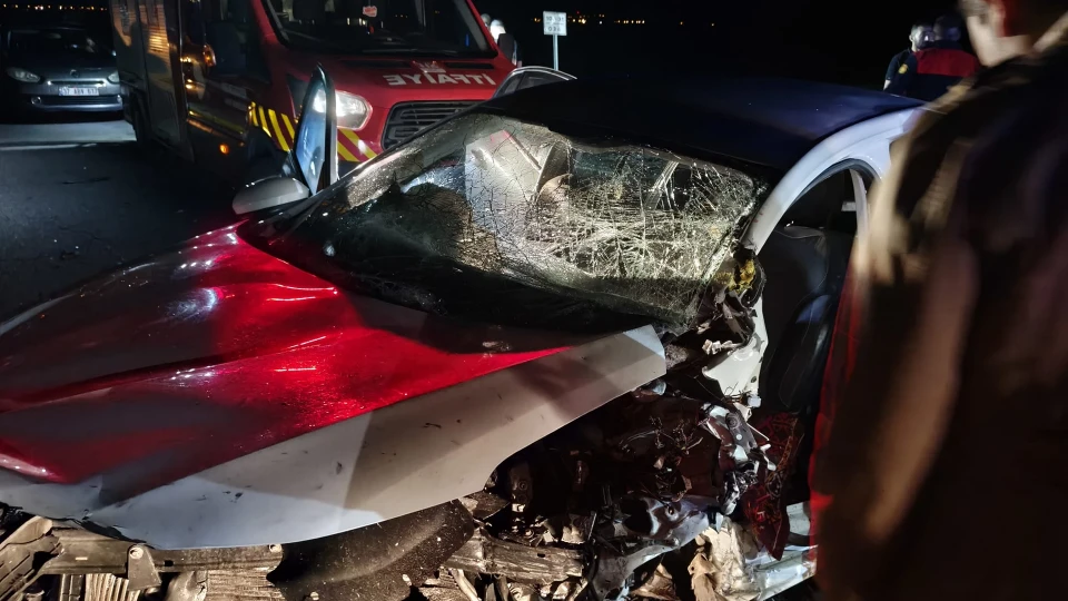 Ağrı'da feci kaza! İki otomobil çarpıştı: İkisi ağır 6 kişi yaralandı