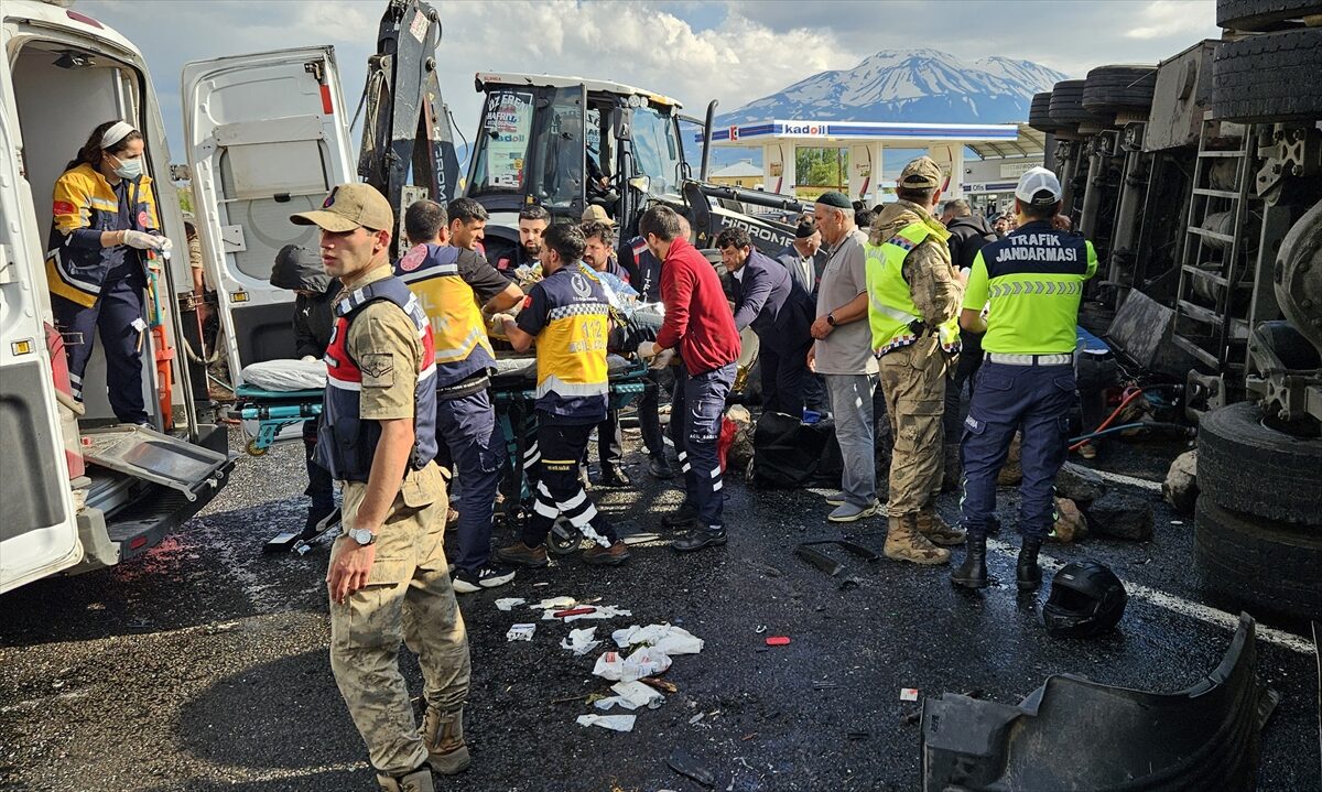 Ağrı’da zincirleme trafik kazasında 1 kişi öldü, 4 kişi yaralandı