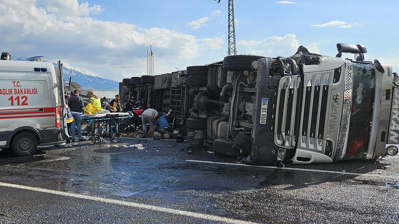 Faciaya dönüşen kaza: Tır motosikletin üzerine devrildi, 2 ölü