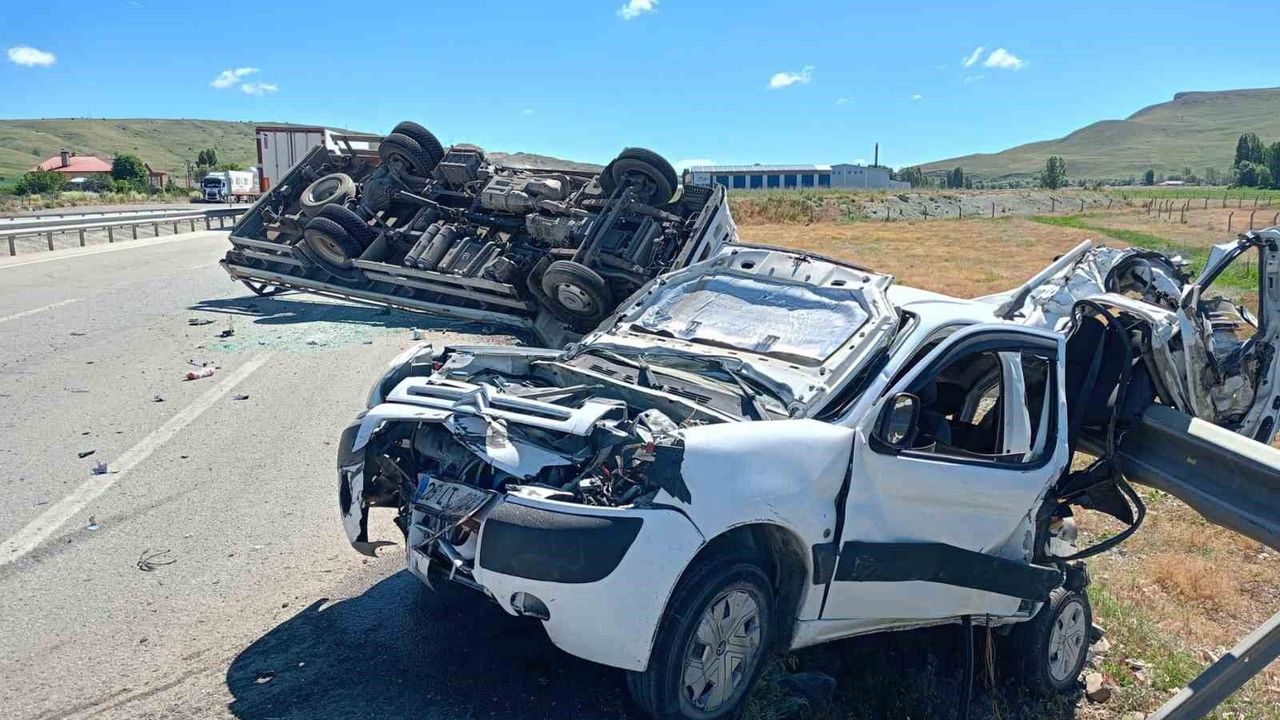 Feci trafik kazası: 1'i ağır 2 yaralı