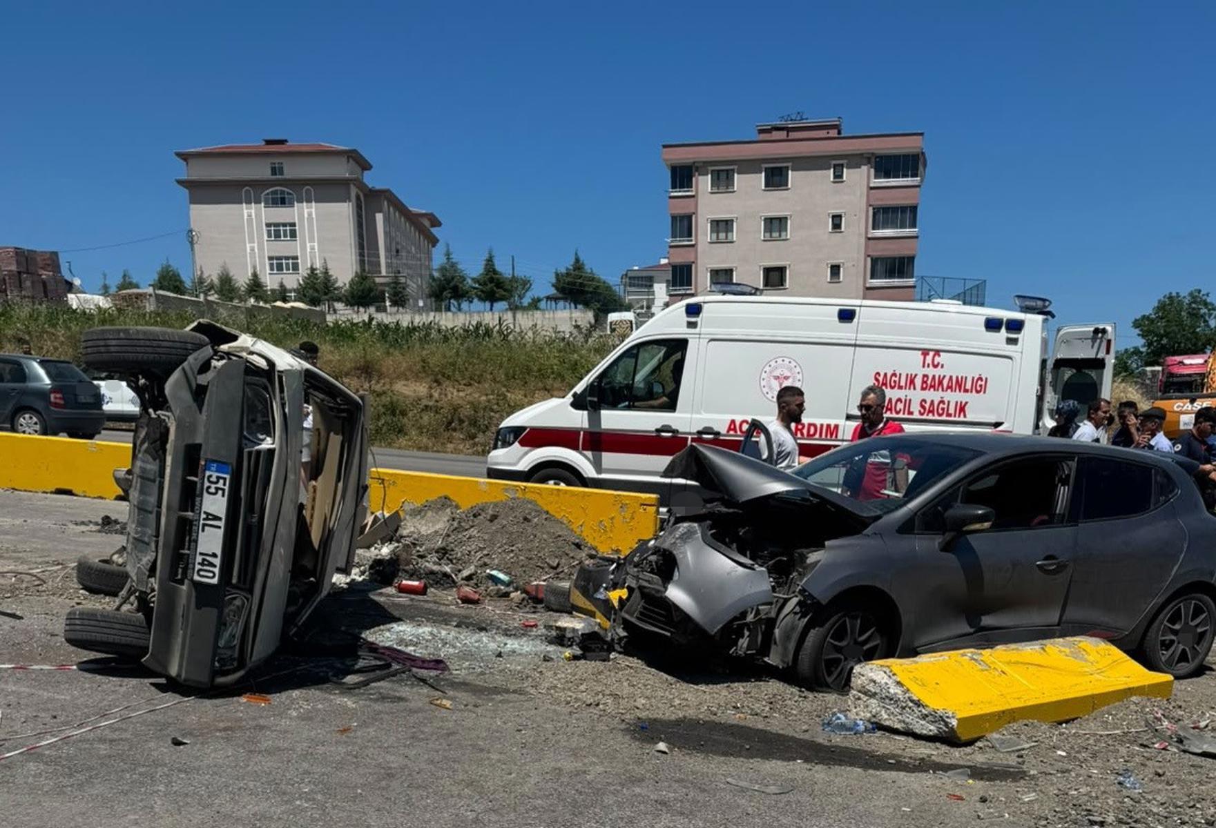 Kavşakta iki otomobil çarpıştı: 3 yaralı