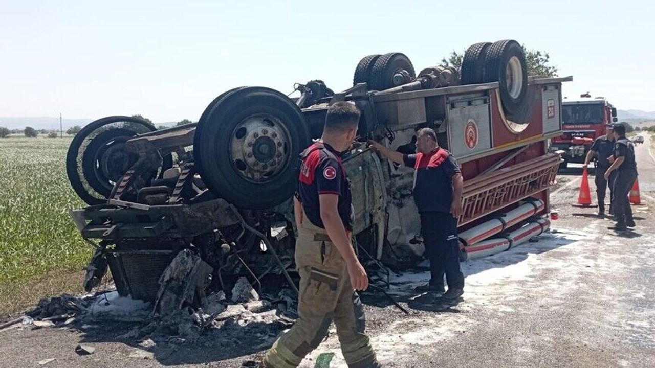 Kaza ihbarına giden itfaiye aracı devrildi: 2 yaralı