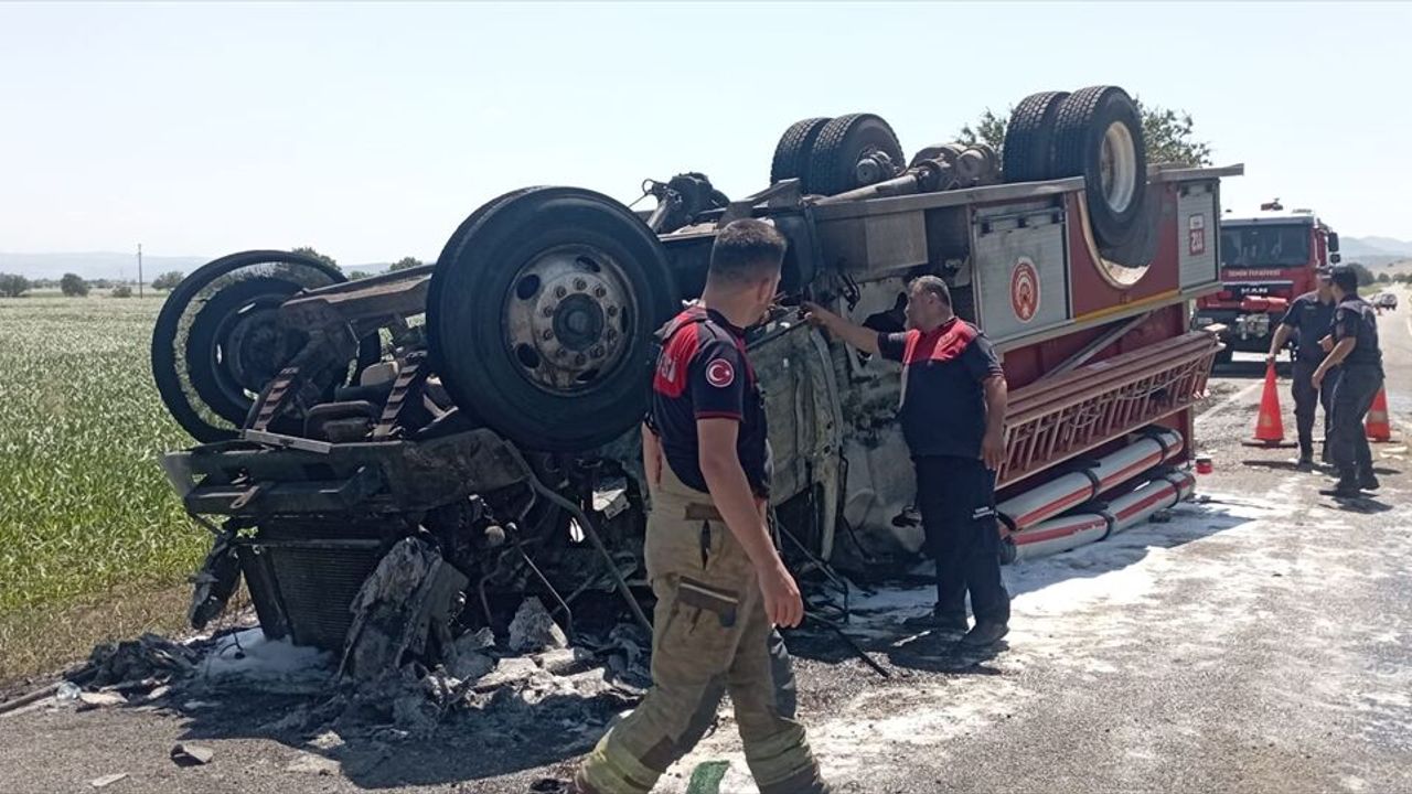 Kaza ihbarına gidiyorlardı... İtfaiye aracı devrildi!