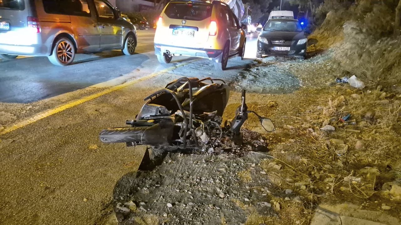 Motosiklet 100 metre sürüklendi... Feci kazada 2 can kaybı!