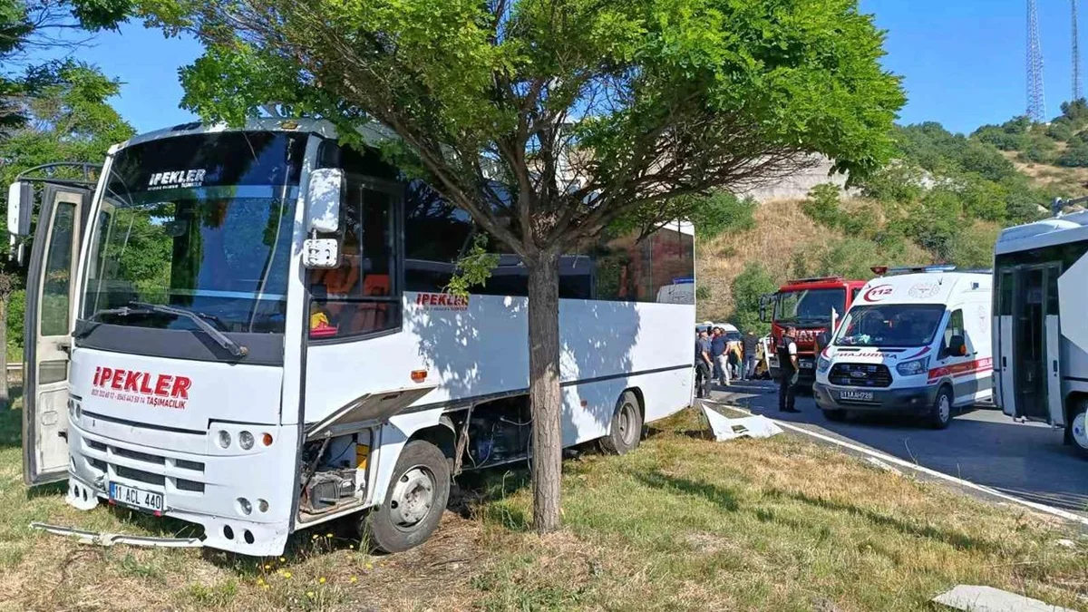 Bilecik Pazaryeri'nde İşçi Servisi ile Hafif Ticari Araç Çarpıştı, 4 Kişi Yaralandı