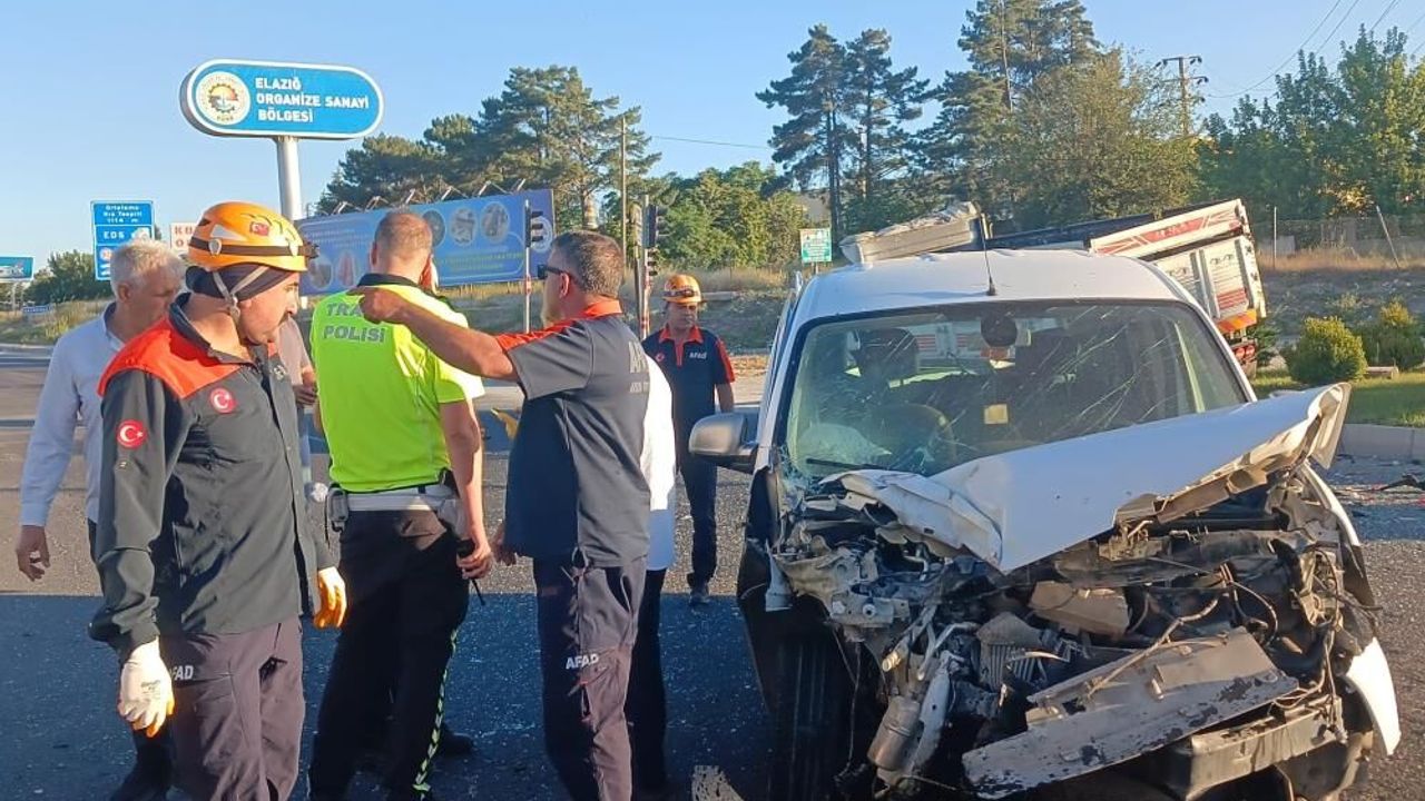 Elazığ’da Feci Kavşak Kazası: Kamyon ile Hafif Ticari Araç Çarpıştı, 1 Yaralı