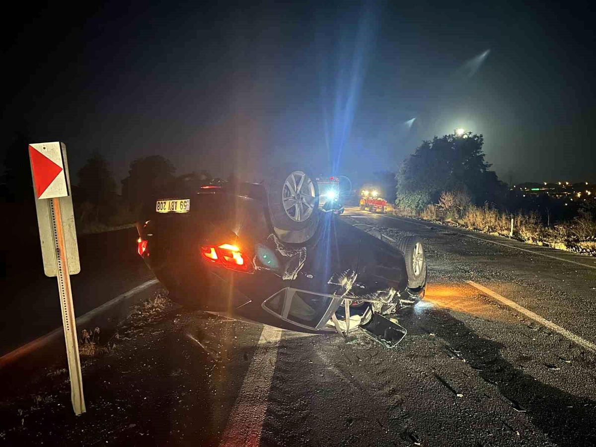Muratlı'da Trafik Kazası: Otomobil Tekerlek Üstüne Devrildi