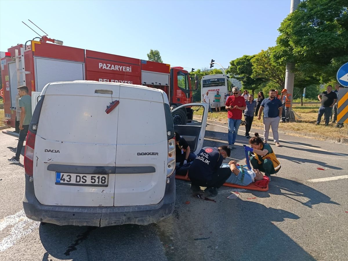 Pazaryeri'nde Trafik Kazası: 4 Yaralı