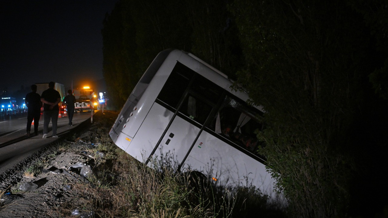 Ankara'da feci kaza: Servis minibüsü şarampole devrildi