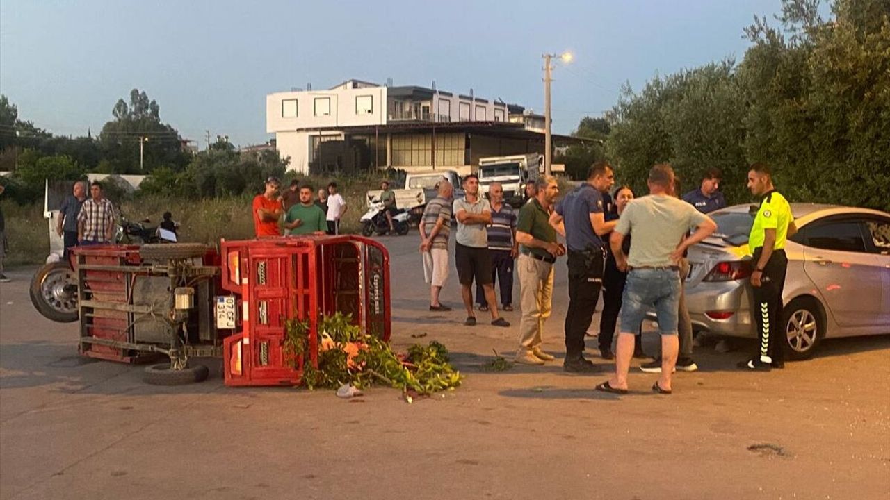Antalya Serik’te trafik kazası: Elektrikli motosikletteki 4 kişi yaralandı