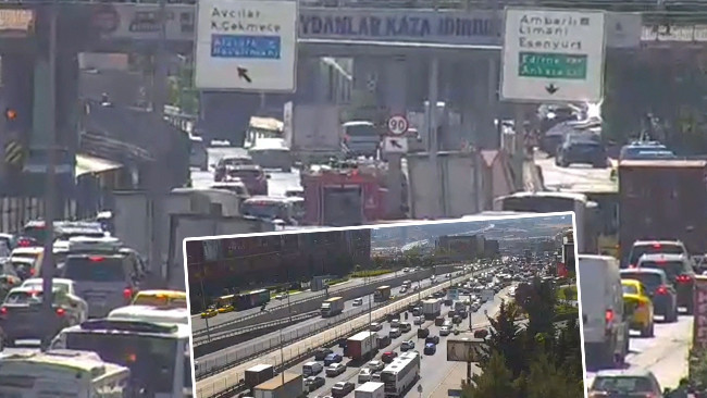 Beylikdüzü'nde kamyonet aydınlatma direğine çarptı: Trafik durma noktasına geldi
