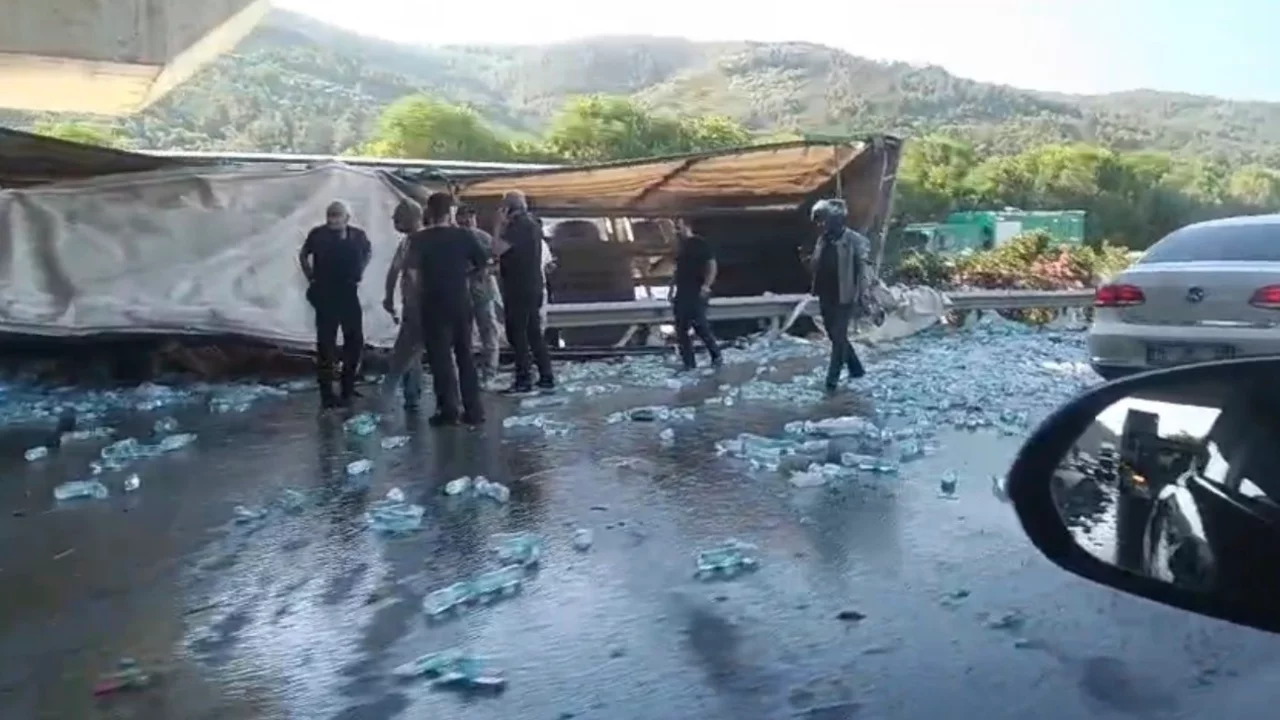 Bursa Çevre Yolu'nda feci kaza: Tır, hızlı tren köprüsü ayağına çarptı, sürücü kurtarılamadı...