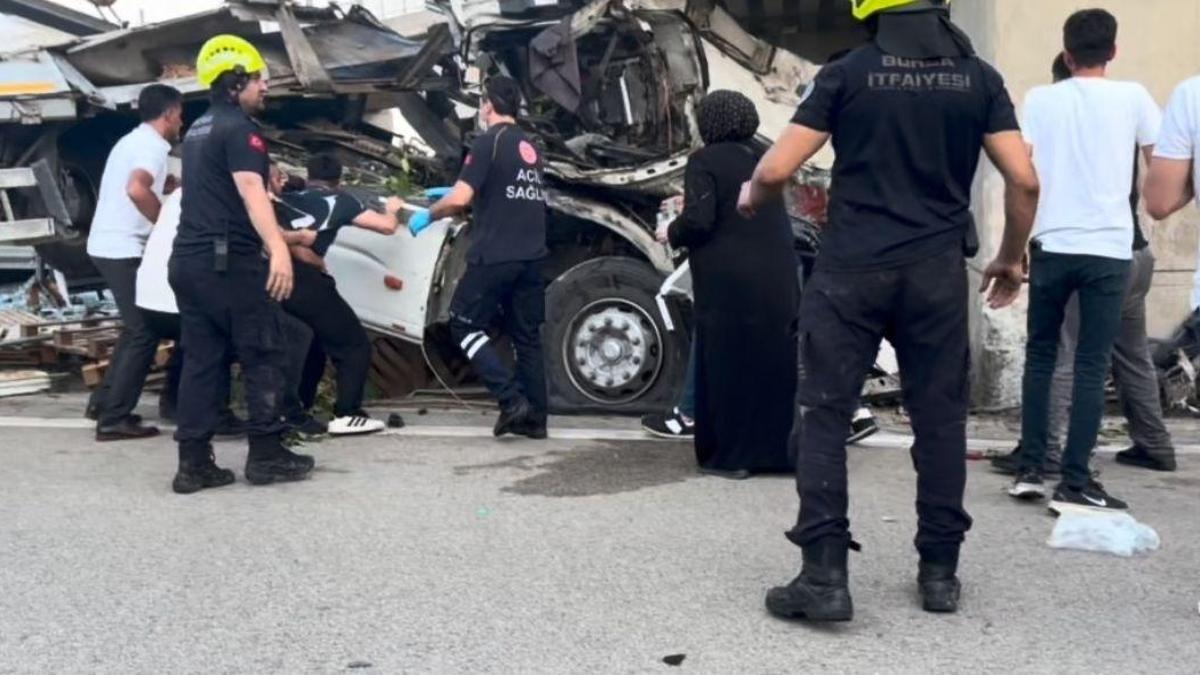 Bursa'da TIR şoförünü hayattan koparan feci kaza