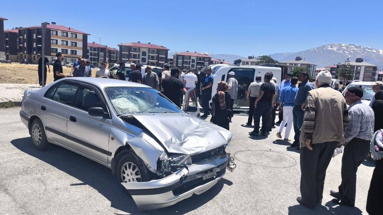 Erzincan'da Korkutan Kaza: Kamyonet Devrildi