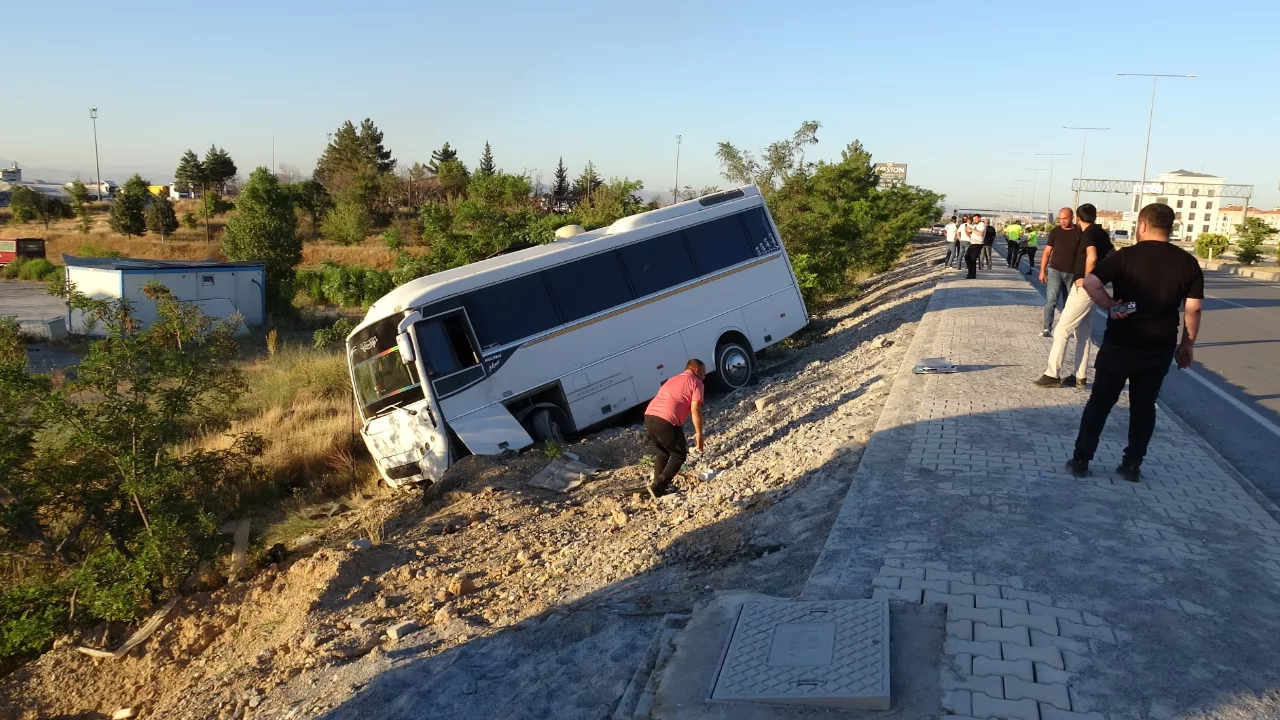 Lastiği patlayan servis aracı şarampole devrildi: Çok sayıda yaralı var...