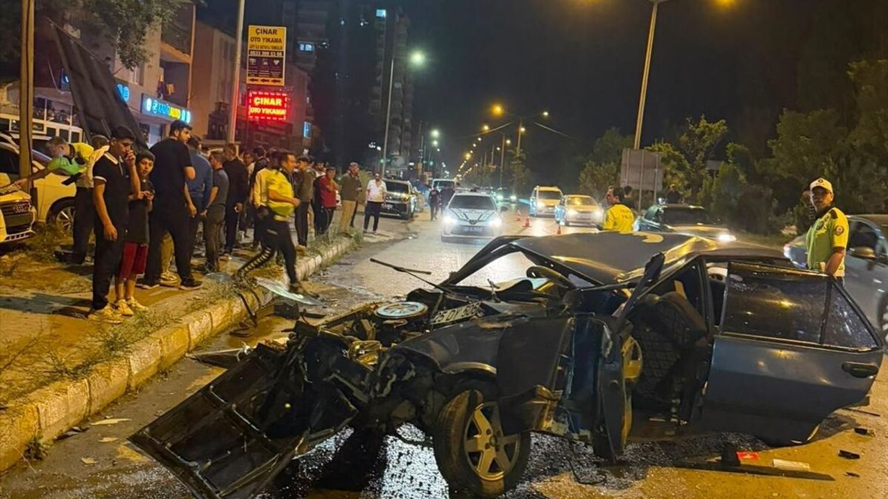 Muş’ta trafik kazası: Kontrolden çıkan otomobil park halindeki araçlara çarptı