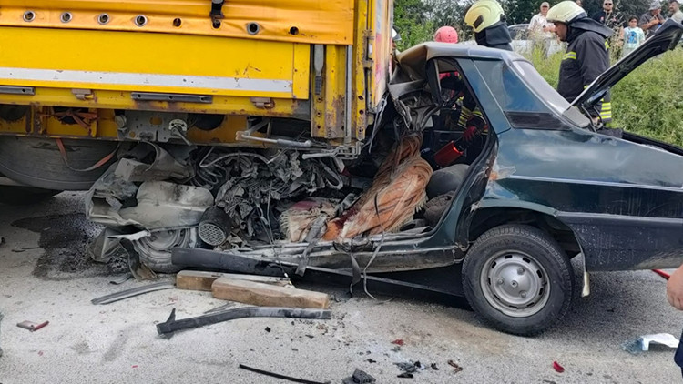 Samsun’da korkunç kaza! Otomobil park halindeki TIR'a çarptı; sürücü ile eşi öldü